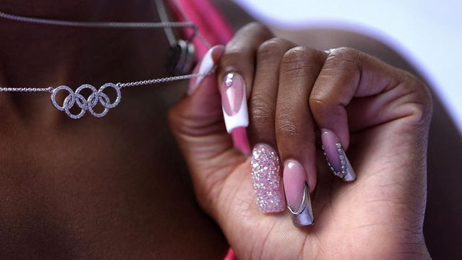 Olimpiade Paris 2024 tampaknya menjadi momen fesyen tersendiri. Salah satu paling mencolok adalah kehadiran nail art yang menghiasi kuku para atlet.