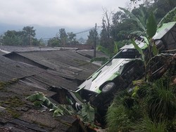 Bus Wisata Angkut 30 Penumpang Masuk Jurang Lalu Timpa Rumah Warga