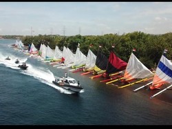 Cantik! Warna-warni Perahu Layar Hiasi Selat Bali