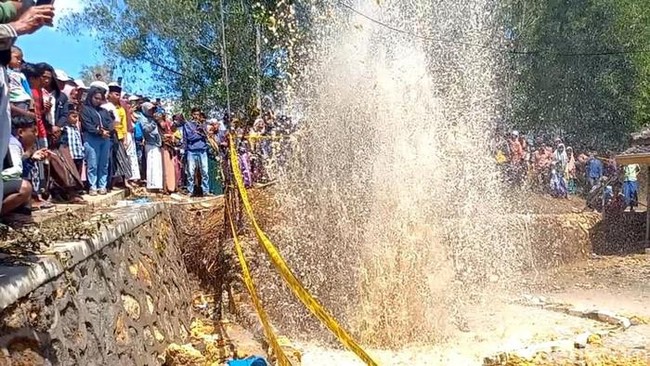 Semburan air yang makin lama makin besar membuat kehebohan di Sampang, Madura. Apakah ini sumur gas?