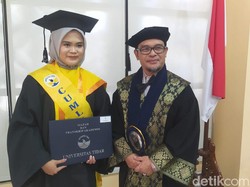 Keren! Desty Lulus Untidar Magelang dengan IPK Sempurna 4,0