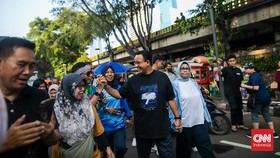 FOTO: Anies Baswedan Sapa Warga di CFD