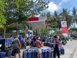 Sempat Kosong Tiga Hari, Antrean Pembeli BBM di SPBU Nusa Ceningan Mengular