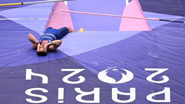 Insiden kocak menimpa atlet lompat galah putra Prancis Anthony Ammirati dalam Olimpiade Paris 2024, Sabtu (3/8).