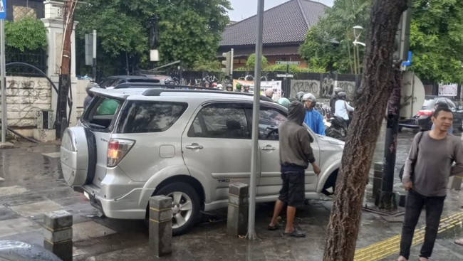 Seorang anak berumur 9 tahun bikin kacau area Kemang, Jaksel, setelah nekat mengemudikan sebuah mobil dan menabrak sejumlah pengendara lain.