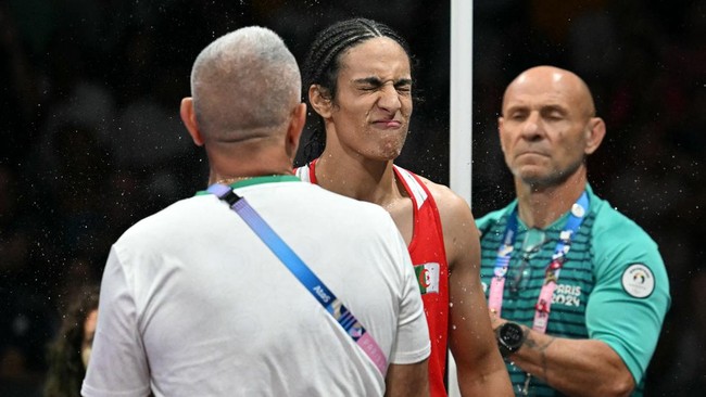 Petinju Aljazair Imane Khelif tak bicara banyak saat berada di mixed zone usai laga perempat final Olimpiade 2024.