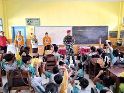 Senyum Semringah Pelajar Dapat Bantuan dari Dansatgasmar Pulau Nusa Barung