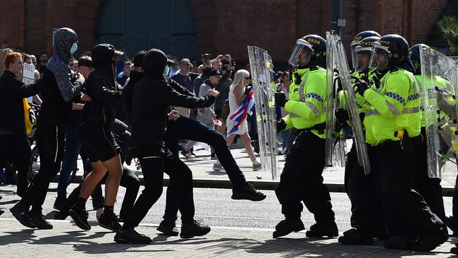 British riots break out after three children are stabbed to death