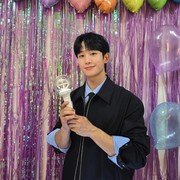 Tak Kalah dari Idol K-Pop, Deretan Aktor dan Aktris Korea Ini Juga Punya Lightstick, Terbaru Jung Hae In!