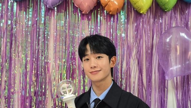 Tak Kalah dari Idol K-Pop, Deretan Aktor dan Aktris Korea Ini Juga Punya Lightstick, Terbaru Jung Hae In!
