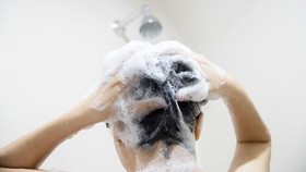Keramas Berapa Kali Seminggu? Ini Aturannya Sesuai Kondisi Rambut