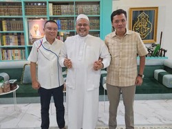 Gandengan Tangan 2 Elite Gerindra dan Habib Rizieq Saat Berjumpa