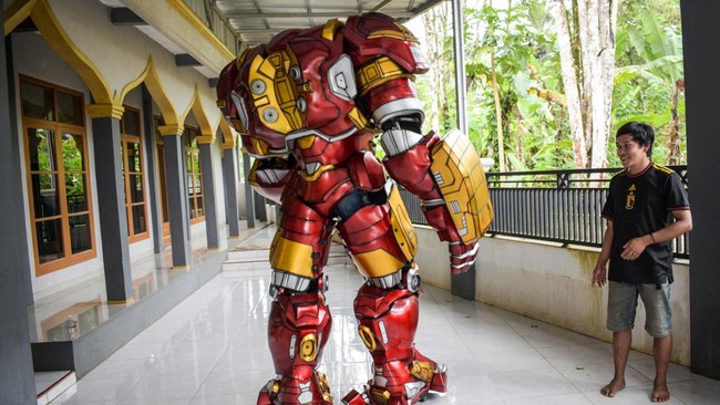 FOTO: Pengrajin Kostum Robot Transformers dari Ciamis