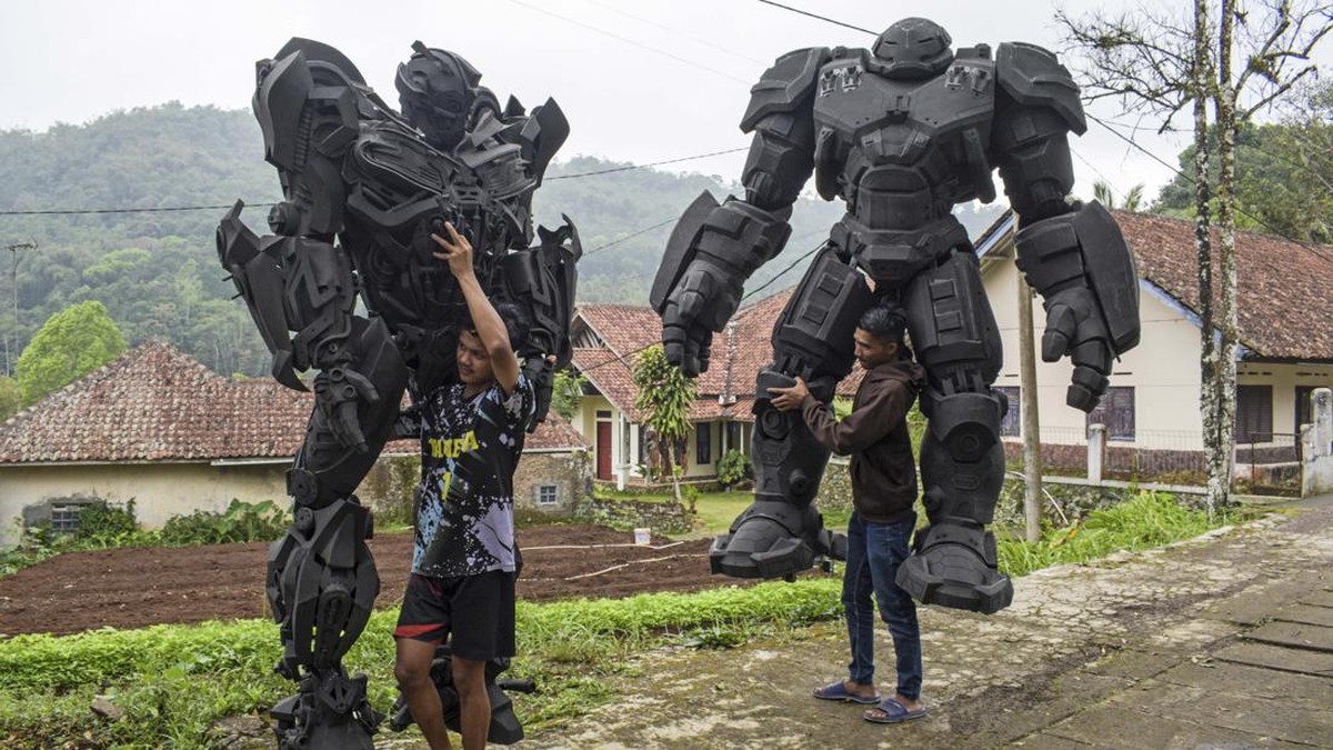 FOTO: Pengrajin Kostum Robot Transformers dari Ciamis