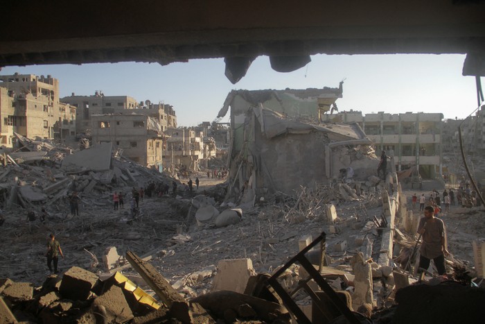 Palestinians inspect the site of Israeli strikes on a school sheltering displaced people, amid Israel-Hamas conflict, in Gaza City, August 3, 2024. REUTERS/Mahmoud Issa