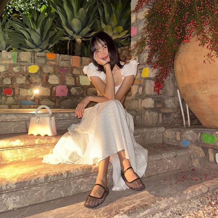 <p>Ketika berlibur di Italia, Lisa juga tampil berani dengan atasan <em>crop top</em> yang terbuka. Melansir dari <em>Koreaboo</em>, Lisa mengikuti tren <em>underboob</em> yang cukup populer di musim panas. (Foto: Instagram @lalalalisa_m)</p>