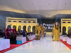 Puluhan Busana Lurik Desainer Klaten Melenggang di Klaten Fashion Festival