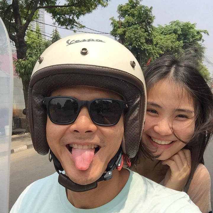 <p>Sebelum menikah, Fiona diketahui bekerja sebagai seorang pramugari di salah satu maskapai penerbangan Singapura, Bunda. Ternyata, Fiona juga jago masak dan memiliki toko kue bernama Bakepack.id. (Foto: Instagram: @dionwiyoko)</p>