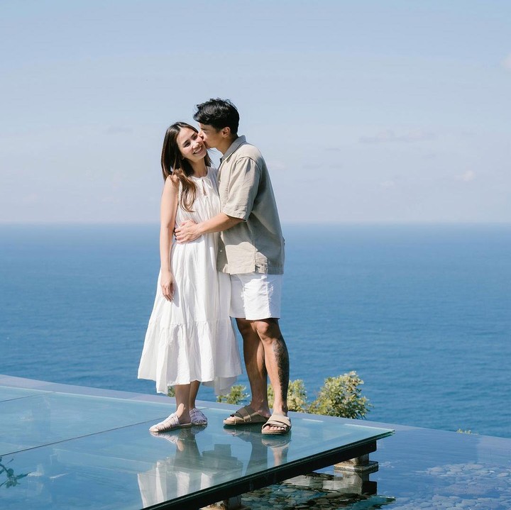 <p>Dion sendiri kerap mengunggah momen kebersamaannya bersama keluarga pada laman Instagram. Tidak lupa, ia turut membagikan potret romantis bersama sang istri. (Foto: Instagram: @dionwiyoko)</p>