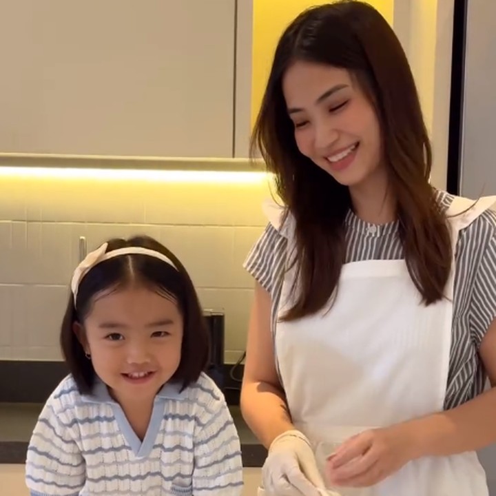<p>Menilik dari akun Instagram-nya, Fiona sering membagikan resep-resep membuat kue yang lezat. Tidak sendirian, ia turut dibantu oleh GG, lho. (Foto: Instagram: @fionaanthony)</p>