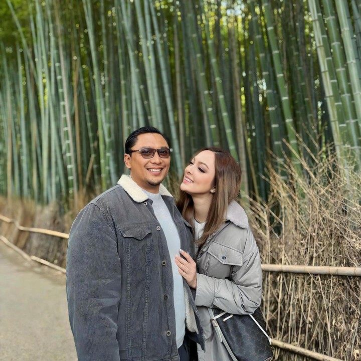 <p>"Menurut saya 'klik' setelah beberapa lama. Ngobrol-ngobrol, kok orangnya nyaman ya lama-lama. Terus bisa diandalkan, humoris, terus ya sudah makin nyambung karena <em>background</em> keluarga juga sama, ya," ujar dr Reisa. (Foto: Instagram: @reisabrotoasmoro)</p>