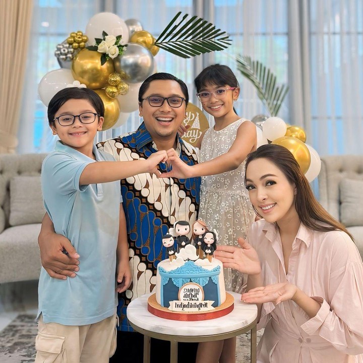 <p>Ketika diwawancarai oleh <em>HaiBunda</em> pada tahun 2019, dr. Reisa bercerita bahwa sang suami juga datang dari keluarga berdarah biru. Keduanya pertama kali bertemu ketika dr. Reisa mengikuti kontes Puteri Indonesia. (Foto: Instagram: @reisabrotoasmoro)</p>
