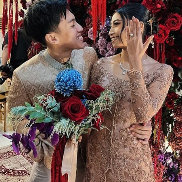 <p>Ragahdo dan Tyas terlihat sangat bahagia dengan status pertunangan mereka. Pria kelahiran tahun 1991 itu bahkan terus merangkul dan menatap Tyas dengan penuh kasih. (Foto: Instagram: @ragahdo)</p>
