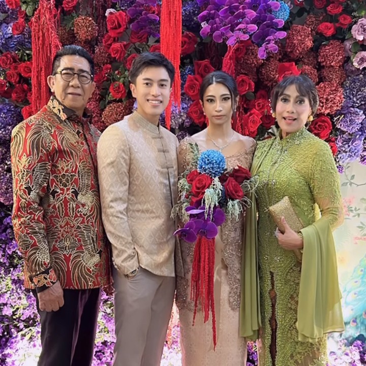 <p>Meski sudah berpisah, Yayuk dan Henry turut hadir dan kompak di acara lamaran sang putra. Yayuk sendiri terlihat cantik dengan kebaya hijau, sedangkan Henry tampak gagah dengan batik merah. (Foto: Instagram: @ragahdo)</p>