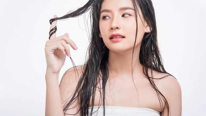 img-title Rambut Mudah Berminyak? Ini 4 Solusi yang Bisa Kamu Coba!