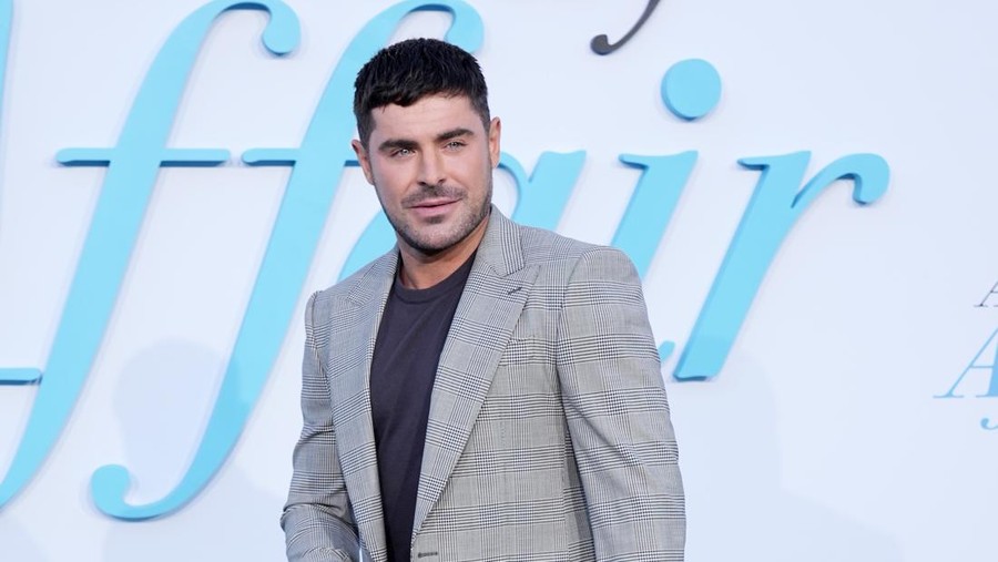 Zac Efron poses at the premiere of the Netflix film 