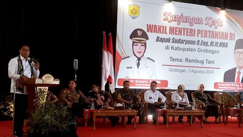 Dalam upaya mewujudkan swasembada beras, Wakil Menteri Pertanian (Wamentan) Sudaryono mengajak ratusan petani di Grobogan, Jawa Tengah, untuk