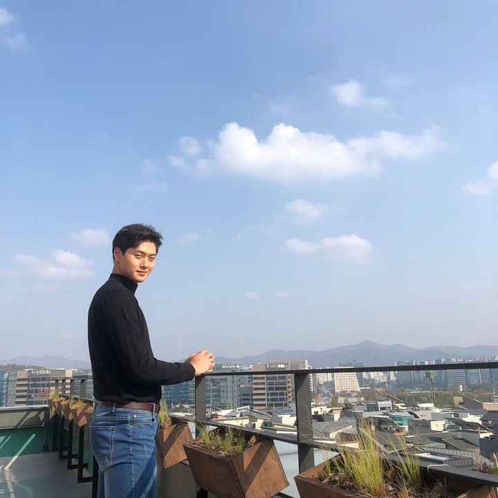 <p>Tim Korea Selatan berhasil menjadi sorotan di cabang olahraga anggar Olimpiade Paris 2024. Mereka meraih medali emas usai mengalahkan Hungaria. Dalam tim tersebut, salah satu atlet yang bernama Oh Sang Uk menuai atensi netizen karena penampilannya. (Foto: Instagram @ohsu.o_o)</p>