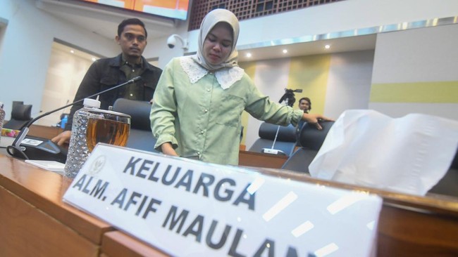 Komisi VIII DPR RI meminta Kapolri memberikan perhatian unik atas kasus kematian siswa SMP Sumatera Barat, Afif Maulana, diduga disiksa personil polda.