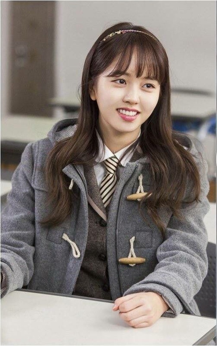 Berbagai karakter anak sekolahan telah dilakoni oleh Kim So Hyun termasuk siswi dari kalangan sekolah seni elit bernama Yoon Yoo Seul di drama 'Page Turner' yang memiliki kepribadian anggun, cerdas, serta keahlian bermain piano./ Foto: hancinema.net