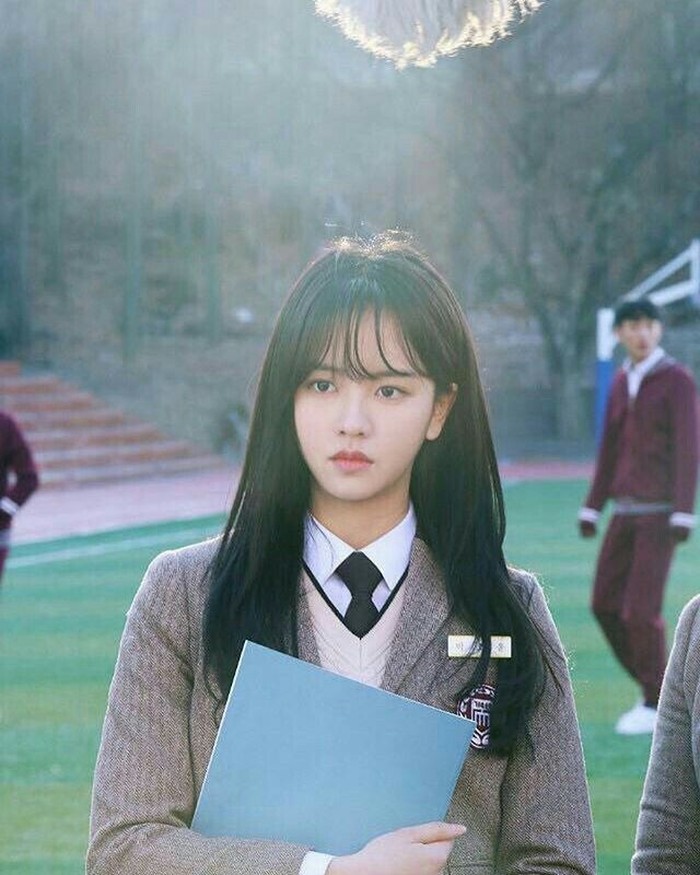 Citra Kim So Hyun dalam peran anak sekolahan sudah sangat melekat hingga ketika muncul sebagai cameo untuk drama 'While You Were Sleeping', sang aktris juga mengenakan seragam dan menunjukkan pertumbuhan pesonanya yang kian cantik./ Foto: soompi.com