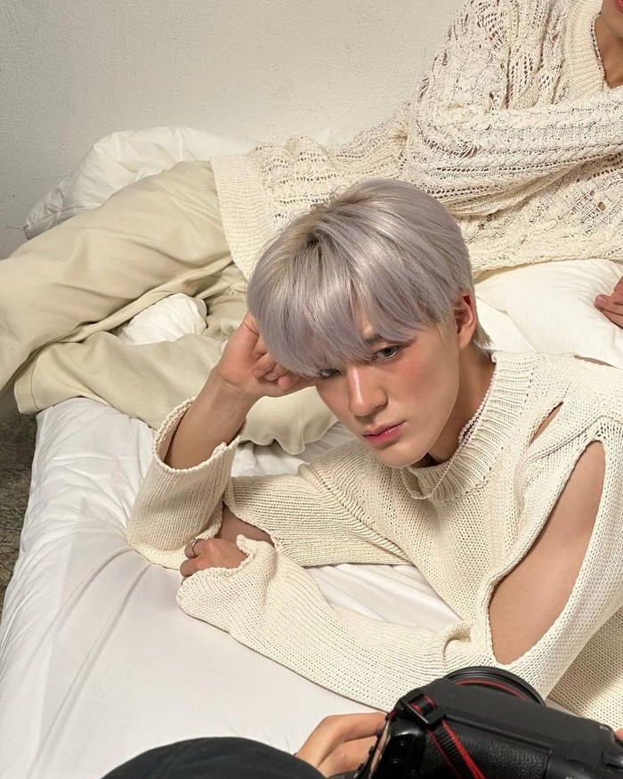 Dalam unggahan foto di Instagram pribadinya yang telah mendapatkan lebih dari 2 juta likes ini, Jeno NCT tampil begitu soft memakai under eye blush dengan natural finish, sesuai dengan cozy outfit yang sedang ia kenakan./ Foto: instagram.com/leejen_o_423