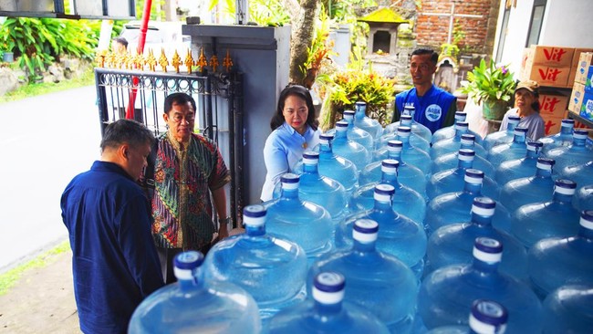 AQUA berkomitmen menjaga kualitas produknya, baik Galon Guna Ulang PET maupun PC, sesuai standar keamanan pangan dalam menjaga kemurnian air AQUA.