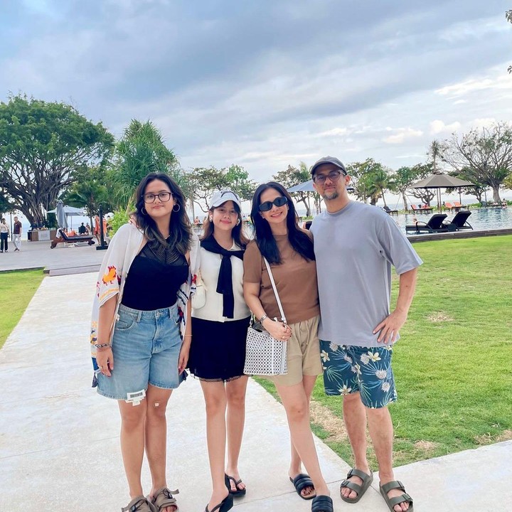 <p>Belum lama ini, Ersa Mayori dan suaminya <em>quality time</em> bareng kedua putri mereka ke Bali. Di tengah waktu berlibur, Ersa Mayori juga merayakan ulang tahun suaminya yang ke-52. (Foto: Instagram @ersamayori)</p>