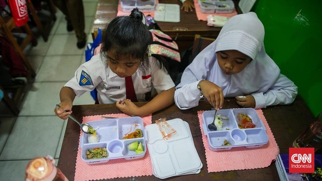 Pengamat mewanti-wanti program makan bergizi gratis berpotensi menjadi skandal korupsi terbesar bila disalurkan secara sentralistik.