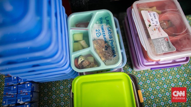 Pembagian makanan bergizi gratis (MBG) di Sumba Timur, NTT diwarnai penemuan menu ayam goreng yang masih kemerahan dan dianggap masih belum matang.