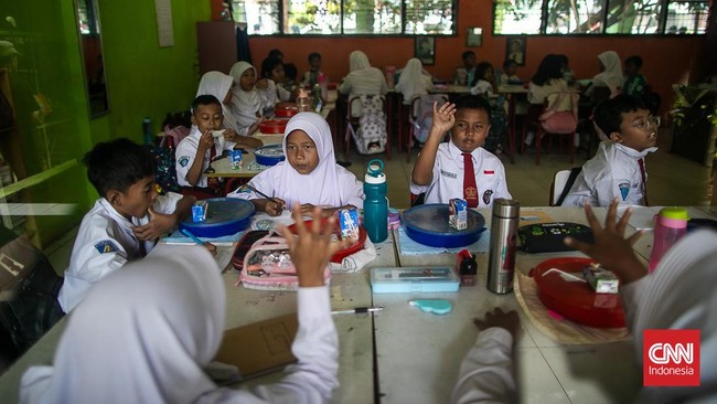 INDEF meminta pemerintah untuk betul-betul mengawal program makan bergizi cuma-cuma agar tak jadi lahan korupsi baru.