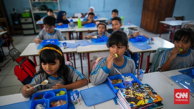 Gibran menyatakan nilai menu untuk uji coba program makan bergizi cuma-cuma di SDN 4 Tangerang pada Senin (5/8) ini seharga Rp15 ribu.