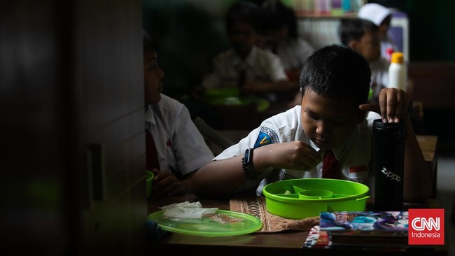 Para siswa tampak antusias mendapat menu makanan berupa nasi, ayam teriyaki, irisan telur dadar, sayur, orek tempe, buah dan air mineral gelas.