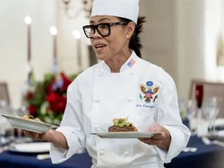 Hampir 30 Tahun Layani 5 Presiden Amerika, Chef Gedung Putih Ini Pensiun