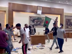 Momen Istana Bangladesh Diacak-acak Demonstran