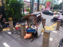 Pengendara CBR Tabrak Pedagang Lontong Sayur di Rasuna Said Jaksel