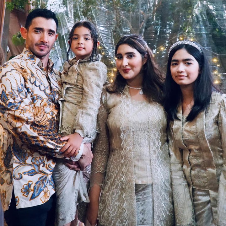 <p>Naira yang kini tampak cantik seperti sang Bunda juga tampak dekat dengan ayah sambungnya. Dari pernikahan Tania dengan Abdullah, Naira memiliki dua adik sambung bernama Nooran dan Faza. (Foto: Instagram @tommykurniawann @tanianadiraa)</p>