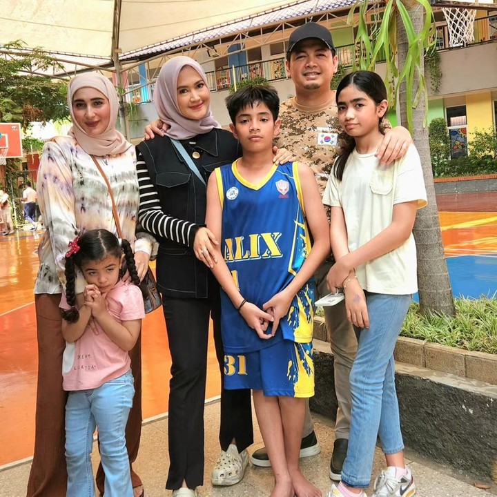 <p>Meski sudah bercerai, Tommy Kurniawan dan Tania Nadira tetap menjaga tali silaturahmi mereka demi Naira. Bahkan, mereka kerap menghabiskan waktu bersama Lissya Nurhami, istri baru Tommy. (Foto: Instagram @tommykurniawann @tanianadiraa)</p>