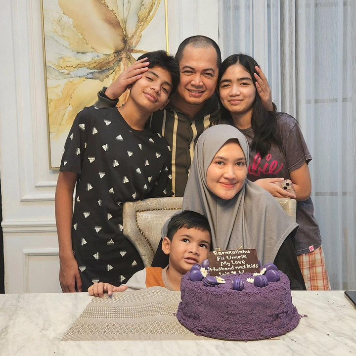 <p>Tommy Kurniawan memiliki seorang putri yang sudah beranjak remaja. Dia adalah Naira Syabila Azzahra. (Foto: Instagram @tommykurniawann @tanianadiraa)</p>