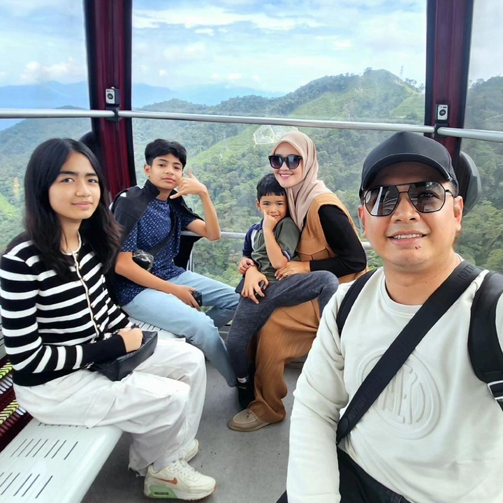 <p>Naira tumbuh menjadi gadis remaja berparas cantik. Tubuhnya juga terlihat semakin tinggi di usia remaja, nih. (Foto: Instagram @tommykurniawann @tanianadiraa)</p>